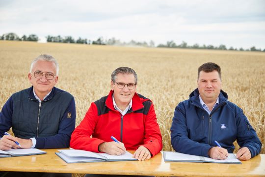 Unterzeichnung Yara Bindewald und Harry Brot